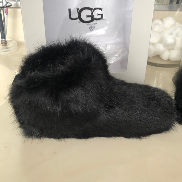 Ugg slippers new Sz 5 - Picture 1 of 4